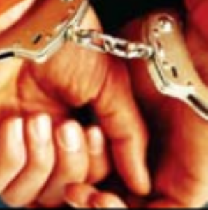 लूटपाट करने वाले दाे फरार शातिर गिरफ्तार